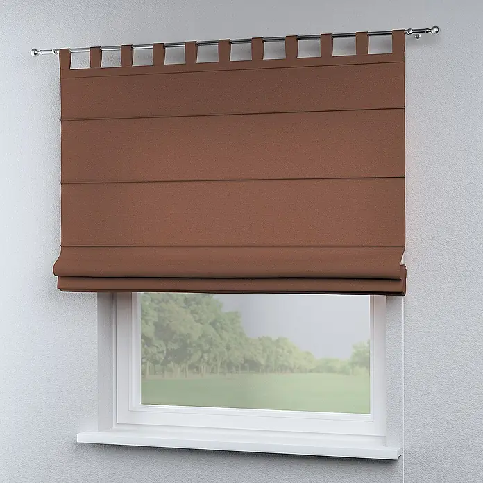 Dekoria Raffrollo - B x H: 120 x 160 cm - Braune Römer-Jalousie mit Schlaufenaufhängung an einer Metallstange vor einem Fenster, das eine grüne Landschaft zeigt.
