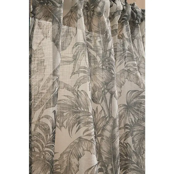 Visillo para ventana Tropical - An x Al: 140 x 260 cm, 100% poliéster, Gris - Primer plano de cortinas con un estampado de hojas botánicas, que ofrece un toque de elegancia tropical y belleza natural.