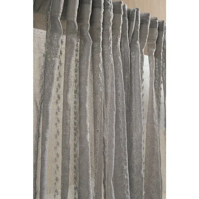 Visillo para ventana Raya Pla - An x Al: 200 x 260 cm, 100% poliéster, Gris - Cortinas grises con detalles sutiles que añaden un brillo suave y filtran la luz delicadamente. Perfectas para una decoración de ventana elegante.