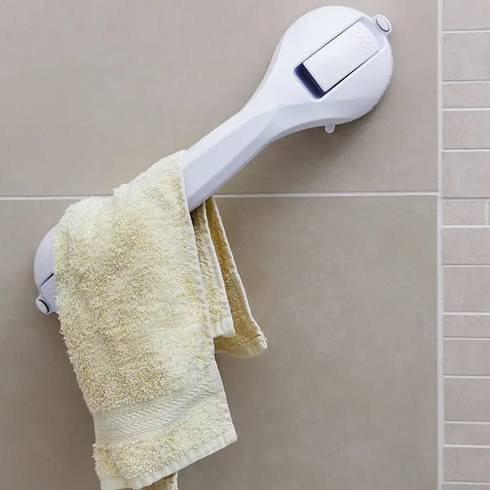 careosan Saugheber - Ausstattung: Saugnapf, Kunststoff - Ein weißer Saugnapf-Handtuchhalter mit einem hellgelben Handtuch hängt an einer Badezimmerwand.