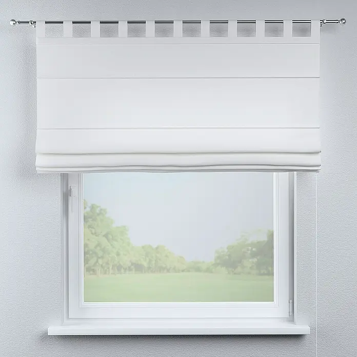 Dekoria Raffrollo - B x H: 120 x 160 cm - Ein weißes, gefaltetes Rollo bedeckt ein Fenster, das einen Blick auf Bäume und Gras im Freien bietet. Gardinenstange und Fensterbank sind auch weiß.