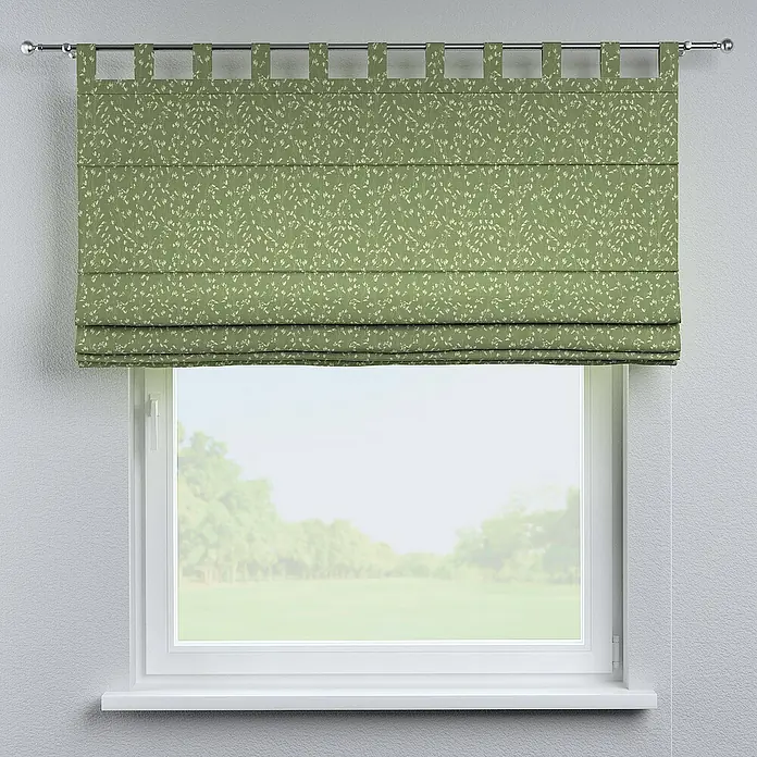 Dekoria Raffrollo - B x H: 130 x 170 cm - Grüne Fensterjalousie mit Schlaufenaufhängung und floralem Muster vor einem Fenster mit Blick auf einen Park.