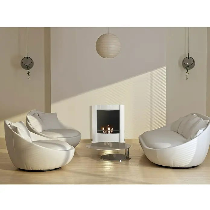 Purline Chimenea de bioetanol Tantalo - 22 x 66 x 76 cm, Blanco - Una sala de estar moderna con sillones, una chimenea y decoración minimalista. Colores claros e iluminación suave crean un ambiente relajante.