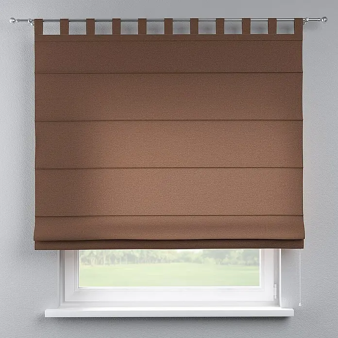 Dekoria Raffrollo - B x H: 130 x 170 cm - Ein braunes Römisches Rollo mit Schlaufenaufhängung vor einem Fenster, das eine grüne Landschaft zeigt. Ideal für stilvolle Fensterdekoration.