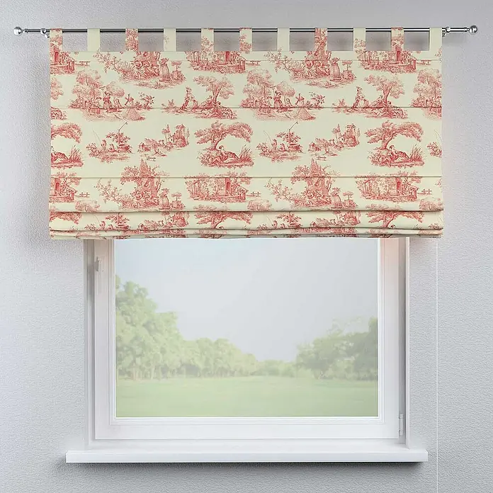 Dekoria Raffrollo - B x H: 130 x 170 cm - Eine Stoffjalousie mit rotem Toile-de-Jouy-Muster hängt an einer Gardinenstange über einem Fenster mit Blick auf eine grüne Landschaft.