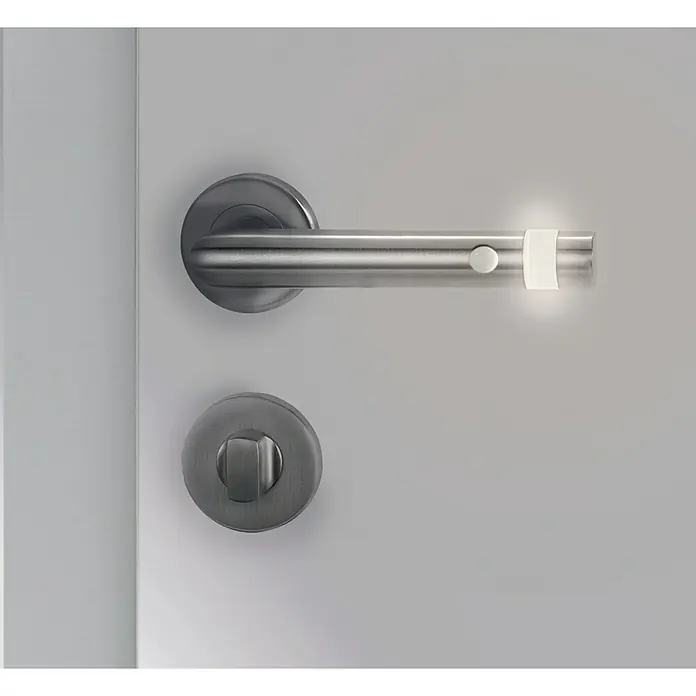 Diamond Doors Modern LED-Zimmertürgarnitur L-Form WC - Schlitzkopf/Olive, Matt, Links/Rechts - Nahaufnahme eines modernen Türgriffs mit integriertem Licht, der Funktionalität und Design vereint.