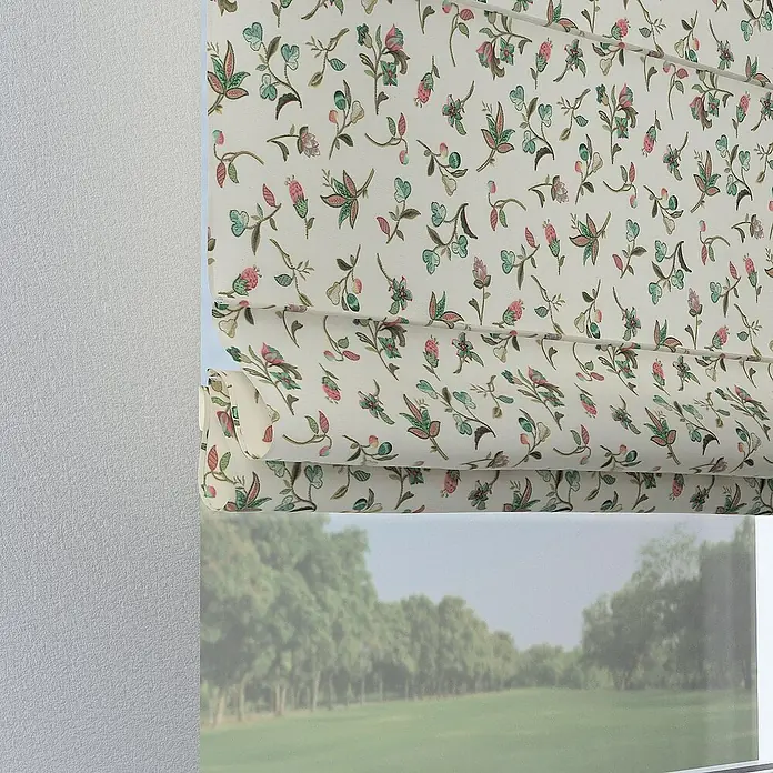 Dekoria Raffrollo - B x H: 100 x 170 cm - Nahaufnahme einer floral gemusterten Fensterjalousie, die teilweise hochgezogen ist und einen Blick auf eine grüne Landschaft freigibt.