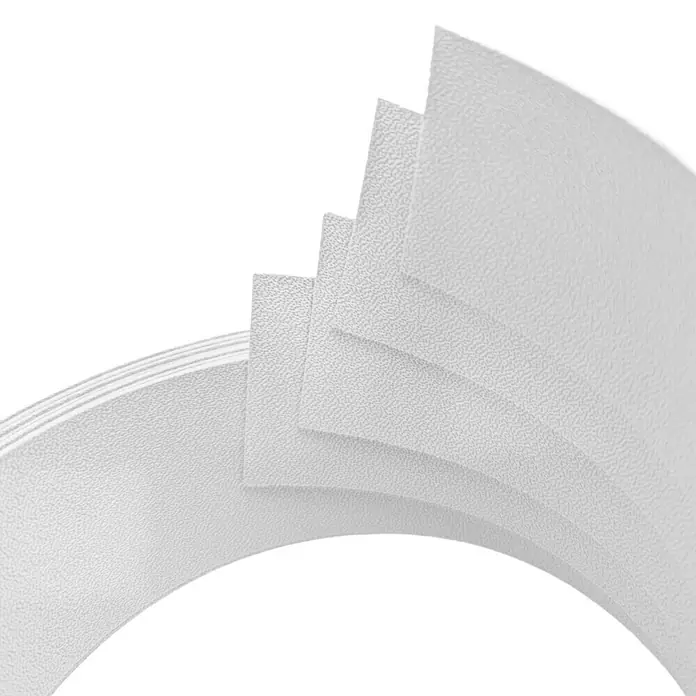 zaun|zu Sichtschutzstreifen Premium 1/4 Set - 2,55 m x 4,7 cm x 0,1 cm, Weiß transluzent - Nahaufnahme von gestapelten, weißen Schallabsorptionsplatten, die eine akustische Lösung darstellen. Ihre Textur ist fein und gleichmäßig.
