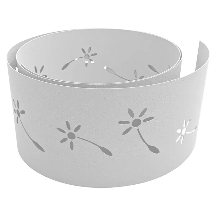 zaun|zu Sichtschutzstreifen Premium Pusteblumen Design - 2,55 m x 19 cm x 0,1 cm, Weiß transluzent - Nahaufnahme eines weißen Lampenschirms mit zarten, ausgestanzten Blumenmustern, der ein sanftes, dekoratives Licht verspricht.