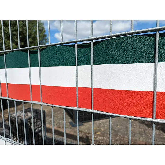zaun|zu Sichtschutzstreifen Italien - 2,55 m x 19 cm x 0,1 cm, Grün/Weiß/Rot, Schmal - Das Foto zeigt einen Zaun mit einem Band in den Farben Grün, Weiß und Rot, was sofort ins Auge fällt. Es vermittelt ein Gefühl von Ordnung und Abgrenzung.
