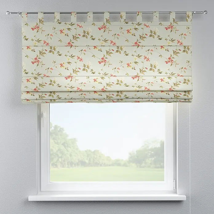 Dekoria Raffrollo - B x H: 120 x 160 cm - Gemusterter Römer mit Tab-Tops, der vor einem Fenster hängt und ein Äußeres mit Bäumen zeigt. Das Blumenmuster ist mit roten und gelben Akzenten versehen.