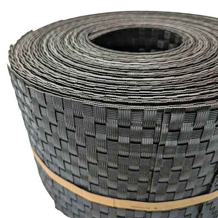 zaun|zu Sichtschutzstreifen Rattan 10 x Einzelstreifen - 25,5 m x 19 cm x 0,2 cm, Dunkelbraun - Ein aufgerollter, schwarzer, gewebter Sichtschutzstreifen, der mit einem braunen Band zusammengehalten wird.