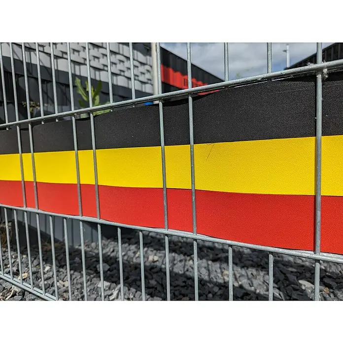 zaun|zu Sichtschutzstreifen Belgien - 2,55 m x 19 cm x 0,1 cm, Rot/Gelb/Schwarz, Schmal - Metallzaun mit den belgischen Nationalfarben Schwarz, Gelb und Rot. Der Zaun bietet Sicherheit und betont die Verbundenheit mit Belgien.