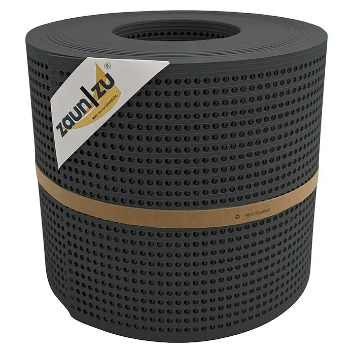 zaun|zu Sichtschutzstreifen Rille Gelocht 30% PP - 26 m x 19 cm x 0,1 cm, Anthrazit - Nahaufnahme eines Roll Zaunblende Zaun/zu mit Lochmuster und einem Papierband mit Logo.