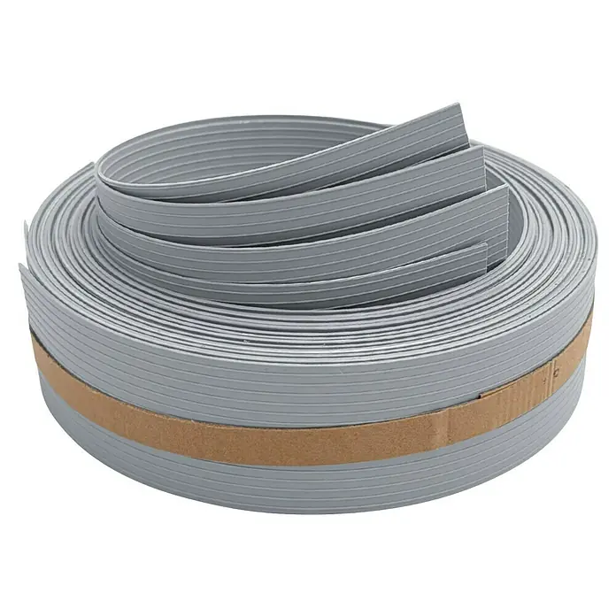 zaun|zu Sichtschutzstreifen Rille 1/4 Set - 2,55 m x 4,7 cm x 0,1 cm, Fenstergrau - Ein graues, gerilltes Kantenumleimer-Band, aufgerollt und mit einem braunen Band zusammengehalten, ideal für Möbel.