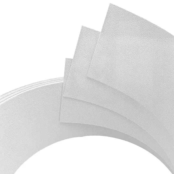 zaun|zu Sichtschutzstreifen Premium 1/3 - 2,55 m x 6,3 cm x 0,1 cm, Weiß transluzent - Darstellung von mehreren weißen Blättern mit feiner Textur, die übereinander gestapelt sind und einen eleganten Bogen formen.