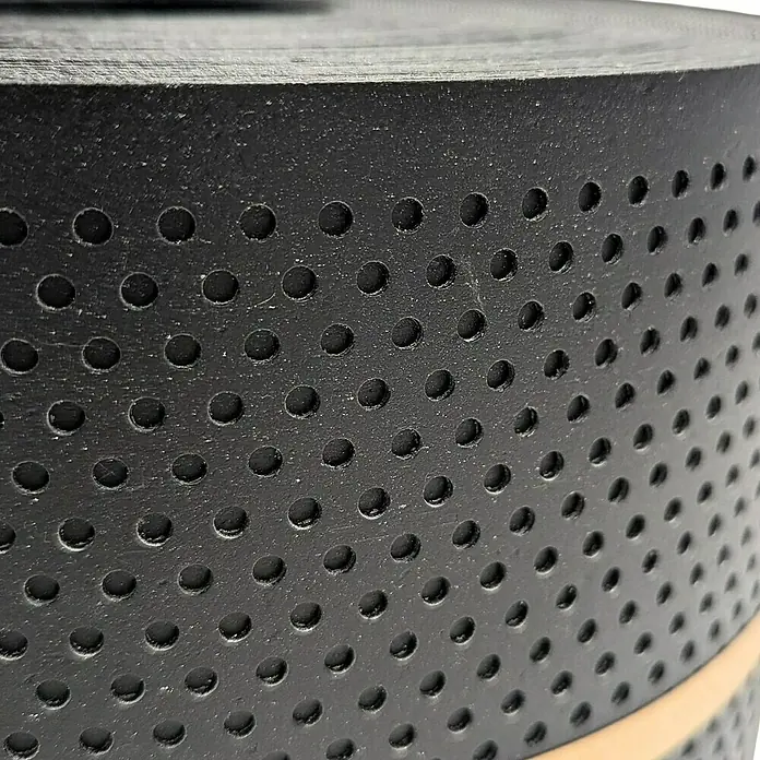 zaun|zu Sichtschutzstreifen Polyal Eco Gelocht 20% - 50 m x 19 cm x 0,1 cm, Schwarz - Nahaufnahme eines schwarzen perforierten Materials auf einer Rolle, das Textur und Muster betont.
