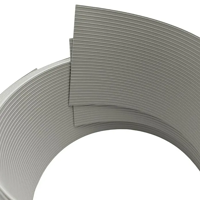 zaun|zu Sichtschutzstreifen Rille 1/2 - 2,55 m x 9,5 cm x 0,1 cm, Steingrau - Nahaufnahme einer grauen, gerippten flexiblen Leiste, die sich in einer sanften Kurve windet und eine moderne und anpassungsfähige Lösung zeigt.