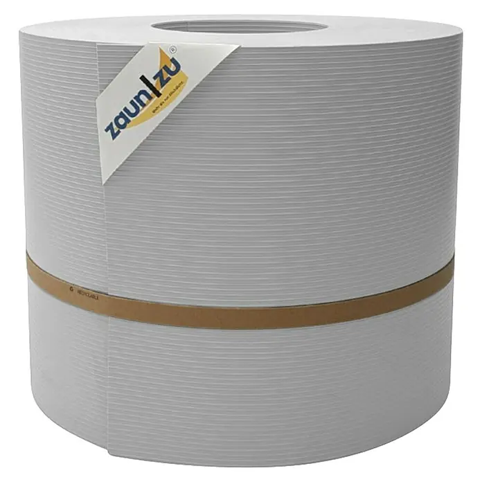 zaun|zu Sichtschutzstreifen Rille Maxi - 50 m x 24 cm x 0,12 cm, Lichtgrau - Rollzaun Zaunblende in Grau, umwickelt mit einem braunen Band und einem Etikett, das die Marke "Zaun zu" zeigt.