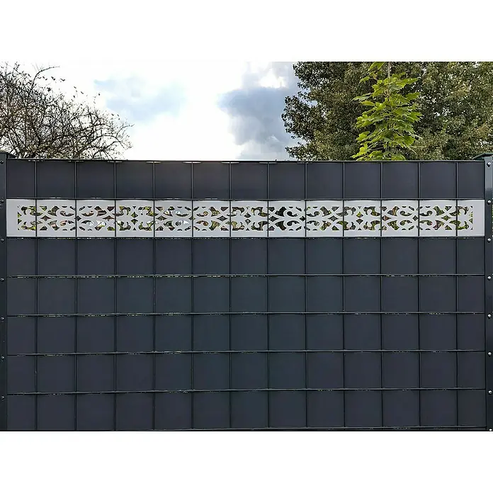 zaun|zu Sichtschutzstreifen Premium Oriental Design - 2,55 m x 19 cm x 0,1 cm, Weiß transluzent - Bild einer modernen, grauen Gartenzaunverkleidung mit dekorativem, weißem Einsatz. Der Zaun bietet Privatsphäre und ist ein echter Hingucker im Garten.