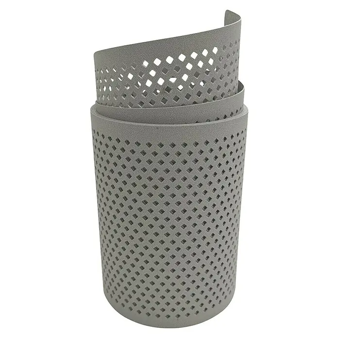 zaun|zu Sichtschutzstreifen Premium Gelocht Diamant - 2,55 m x 19 cm x 0,1 cm, Steingrau - Grauer perforierter Kunststoffstreifen aufgerollt. Das Material ist mit quadratischen Löchern versehen, die für Belüftung oder Dekoration sorgen.