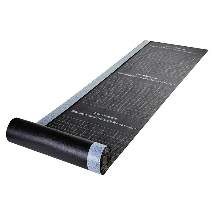 Estrichbahn Easy Fix - Nahtselbstklebend - Abgerollte, schwarze Dachbahn mit grauem Klebestreifen und weißem Rastermuster. Ideal für sichere Abdichtung am Bau.