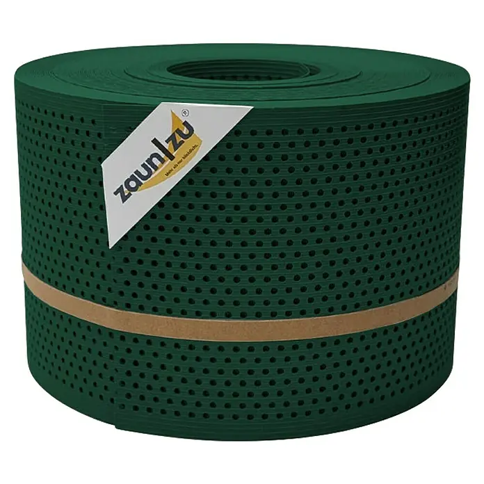 zaun|zu Sichtschutzstreifen Rille Gelocht 20% PP - 50 m x 19 cm x 0,1 cm, Grün - Eine Rolle dunkelgrüner Zaunfolie mit regelmäßig angeordneten Löchern und einem braunen Band um die Mitte.