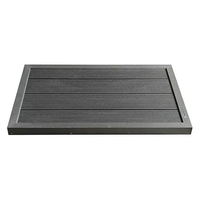 Home Deluxe Terrassenfliese GAIA - 105 cm x 63 cm x 55 mm, Anthrazit, Matt - Dieses Bild zeigt eine graue HOME & GARDEN Relief-Terrassenfliese mit einer gerillten Oberfläche und einem robusten Rahmen. Ideal für Außenbereiche.