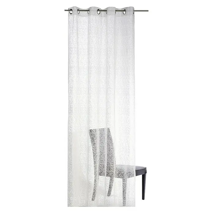 Elbersdrucke Ösenschal Colourful Moments - Offwhite, 140 x 255 cm, 100 % Polyester - Eine weiße, transparente Gardine mit Ösenaufhängung hängt vor einem Stuhl und sorgt für eine helle, luftige Atmosphäre im Raum.
