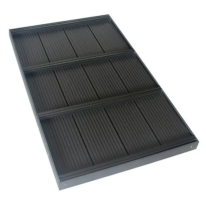 Home Deluxe Terrassenfliese GAIA - 105 cm x 63 cm x 55 mm, Anthrazit, Matt - Ein schwarzes, rechteckiges Rost mit parallelen Schlitzen und umlaufendem Rahmen. Das Rost ist ideal für Abläufe oder als Bodenbelag geeignet.