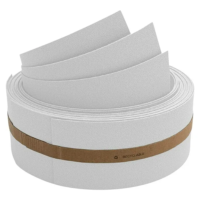 zaun|zu Sichtschutzstreifen Premium 1/3 - 2,55 m x 6,3 cm x 0,1 cm, Weiß transluzent - Nahaufnahme einer Rolle weißen, recycelbaren Kantenumleimers, der mit einem braunen Papierband zusammengehalten wird.
