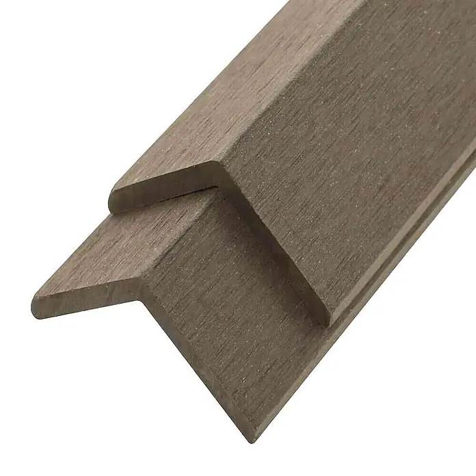 Home Deluxe Terrassenfliese Abschlussleiste FINEA Dunkelbraun 10er Set - 110 cm x 4,5 cm x 5,5 mm, Dunkelbraun, Matt - Nahaufnahme eines braunen Eckprofils aus Holz, das für den Bau oder die Dekoration verwendet wird. Ideal für Heimwerkerprojekte.