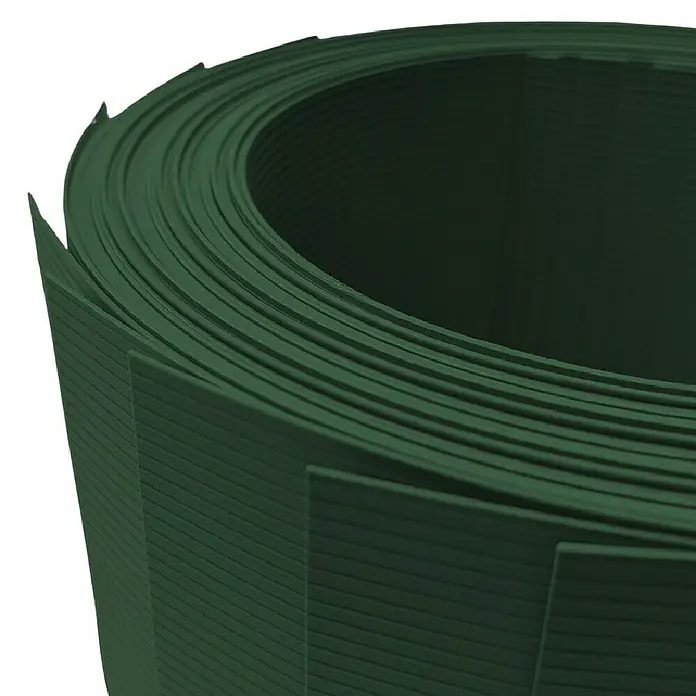 zaun|zu Sichtschutzstreifen Rille 10 x Einzelstreifen - 25,5 m x 19 cm x 0,1 cm, Tannengrün - Nahaufnahme einer Rolle grüner Rasenkanten, die eine saubere und ordentliche Gartengestaltung verspricht. Ideal für klare Linien im Garten.