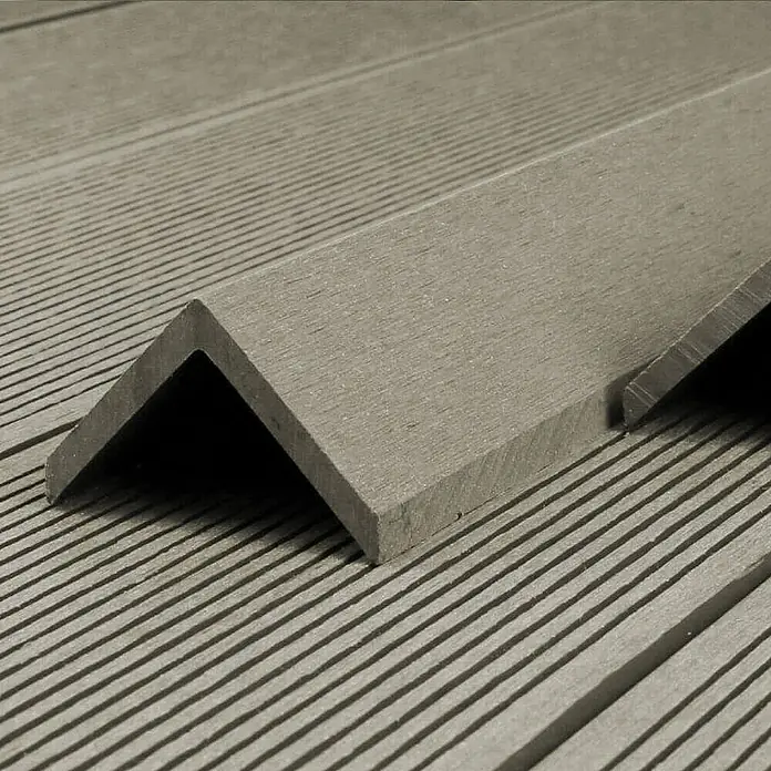 Home Deluxe Terrassenfliese Abschlussleiste FINEA Antik 10er Set - Antik, Matt - Nahaufnahme eines grauen Winkels aus Verbundwerkstoff auf geriffeltem Untergrund.