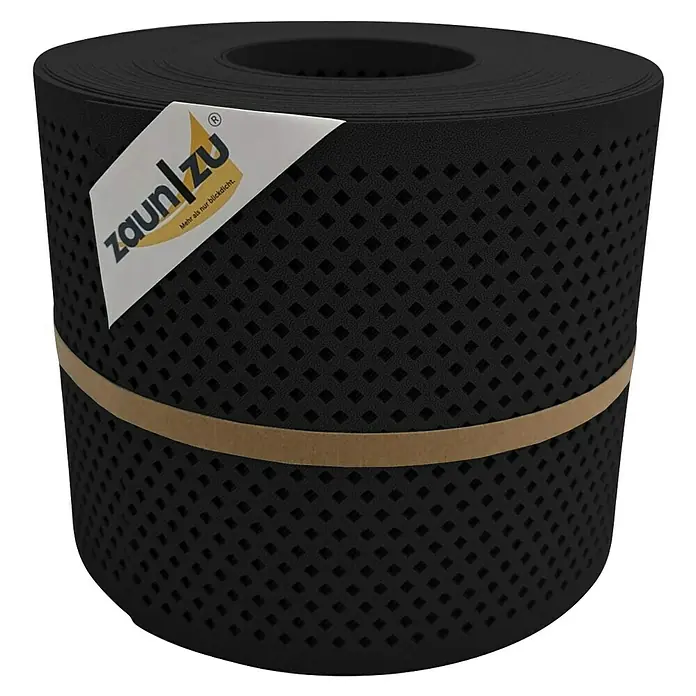 zaun|zu Sichtschutzstreifen Premium Gelocht Diamant - 26 m x 19 cm x 0,1 cm, Tiefschwarz - Nahaufnahme einer Zaunblende von Zaun/zu, die in einer Rolle aufgewickelt und mit einem Band zusammengehalten wird.