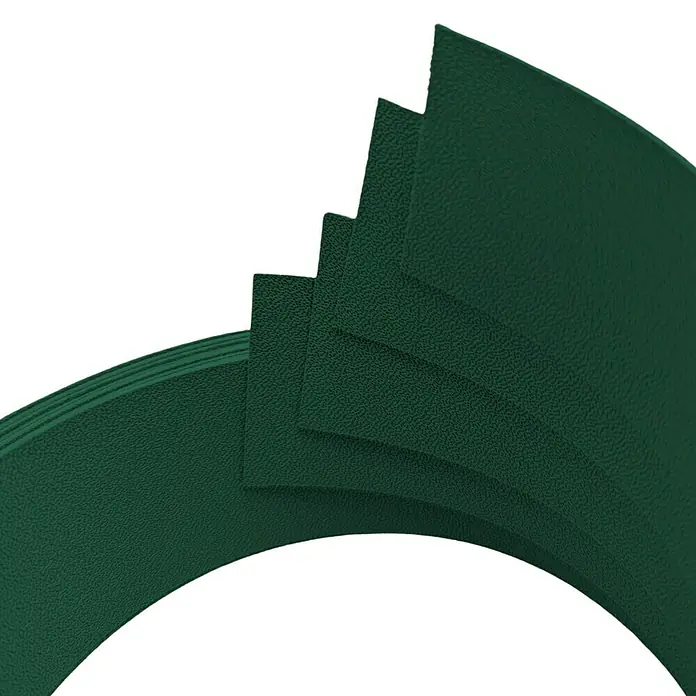 zaun|zu Sichtschutzstreifen Premium 1/4 Set - 2,55 m x 4,7 cm x 0,1 cm, Grün - Grüne Vinylbodenfliesen in gebogener Form, die Textur und Stapelung des Produkts hervorheben. Ideal für moderne Innenräume.