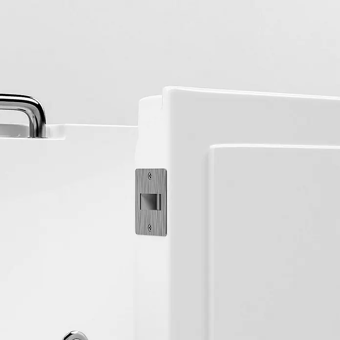 Home Deluxe Badewanne VITAL M - Weiß - Nahaufnahme eines modernen Türriegels aus gebürstetem Metall an einer weißen Tür, der Sicherheit und zeitgenössisches Design vereint.