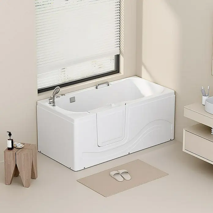 Home Deluxe Badewanne VITAL M - Weiß - Ein helles Badezimmer mit einer weißen Badewanne mit Tür, die einen komfortablen und sicheren Einstieg ermöglicht.