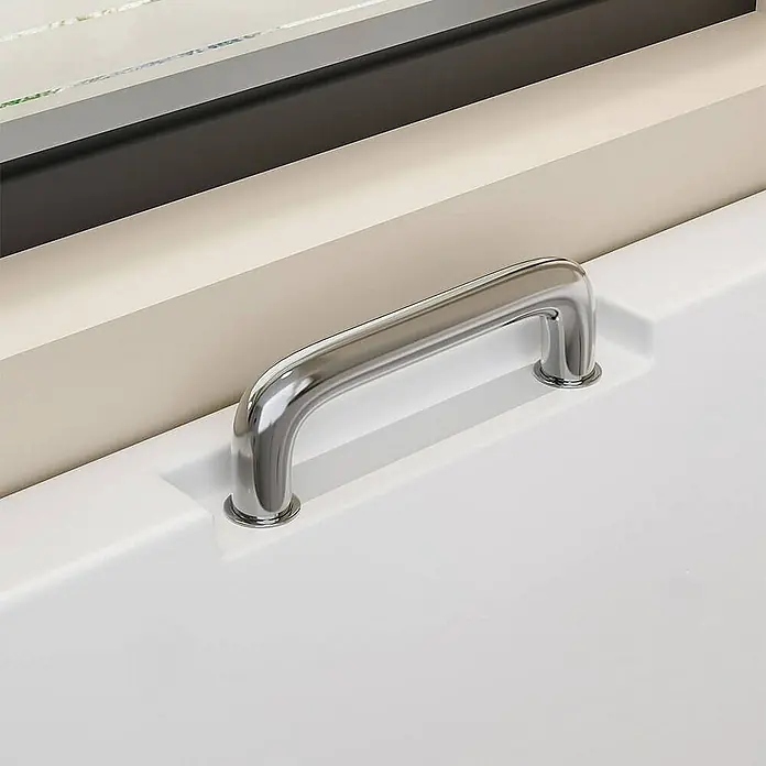 Home Deluxe Badewanne VITAL M - Weiß - Nahaufnahme eines verchromten Haltegriffs an einer weißen Oberfläche, der Sicherheit und Komfort bietet.\n