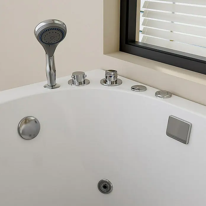 Home Deluxe Badewanne VITAL M - Weiß - Nahaufnahme einer modernen Badewanne mit verchromter Dusche und Bedienelementen. Elegantes Design für entspannende Momente.