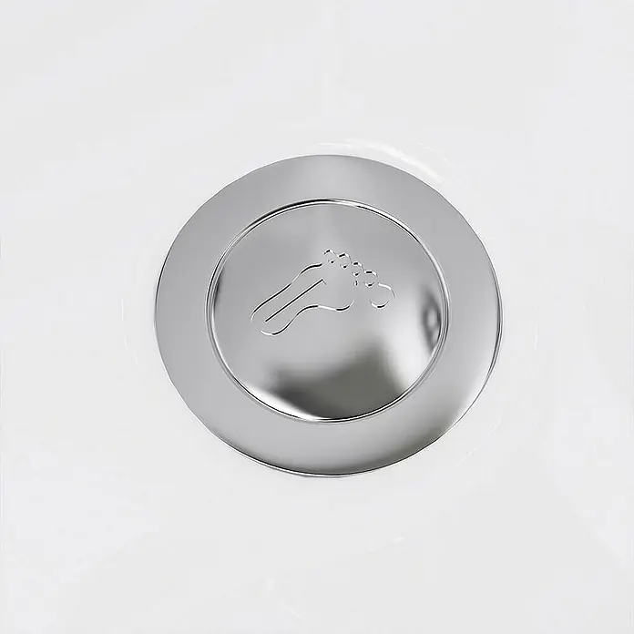 Home Deluxe Badewanne VITAL L - Weiß - Detailansicht eines runden, silberfarbenen Duschablaufs mit Fußabdruck-Motiv in einer weißen Duschwanne.
