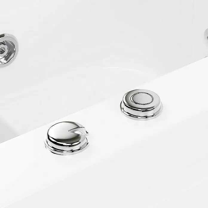 Home Deluxe Badewanne VITAL L - Weiß - Nahaufnahme der verchromten Badewannenarmaturen.