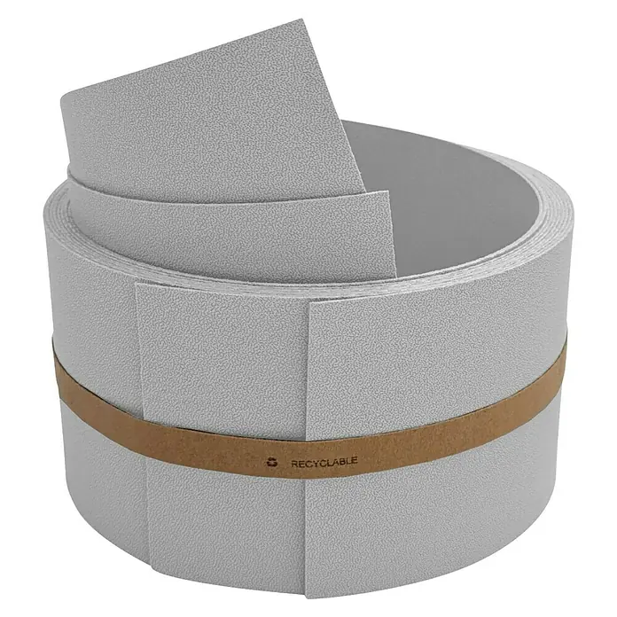 zaun|zu Sichtschutzstreifen Premium 1/2 Set Einzel - 2,55 m x 9,5 cm x 0,1 cm, Lichtgrau - Eine Rolle graues, recycelbares Kantenband, das mit einem braunen Band zusammengehalten wird.