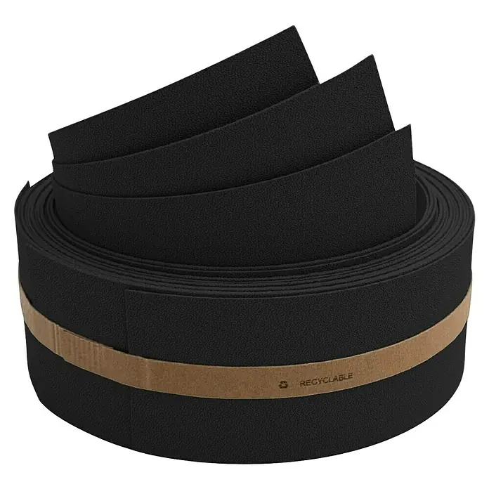 zaun|zu Sichtschutzstreifen Premium 1/3 - 2,55 m x 6,3 cm x 0,1 cm, Tiefschwarz - Eine Rolle Lenkerband in Schwarz, umwickelt mit einer Banderole mit dem Aufdruck "Recyclebar". Das Lenkerband ist sauber aufgerollt.