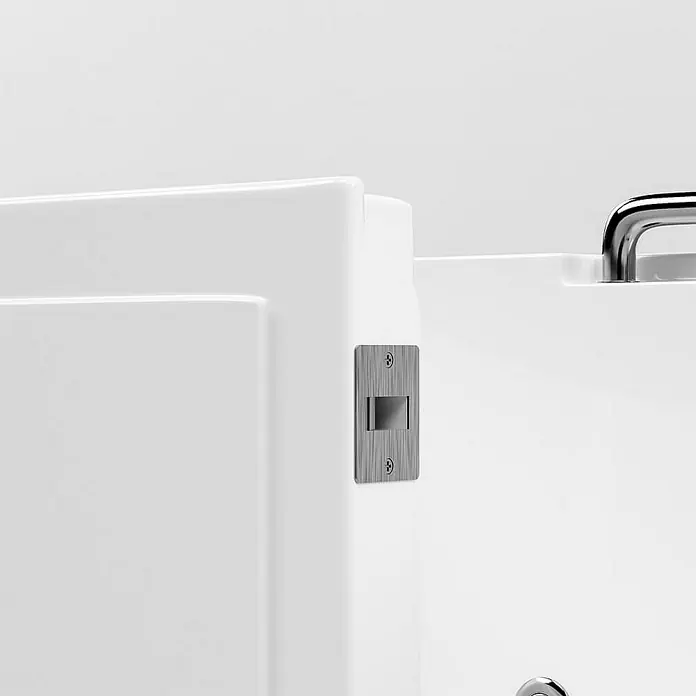 Home Deluxe Badewanne VITAL M - Weiß - Detailaufnahme eines modernen, eingelassenen Türschlosses aus Metall, das in eine glatte, weiße Tür integriert ist.