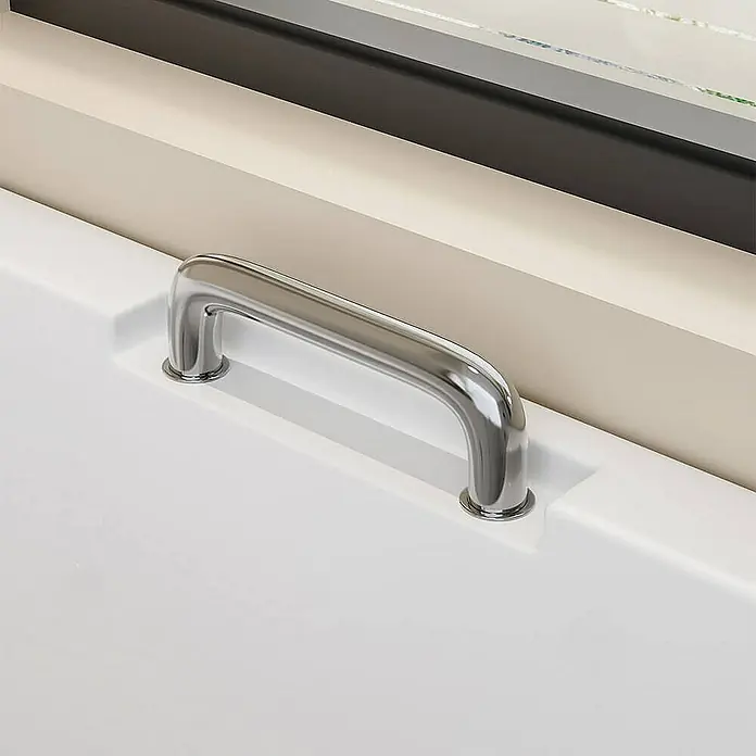 Home Deluxe Badewanne VITAL M - Weiß - Nahaufnahme eines glänzenden, silberfarbenen Badewannengriffs an einer weißen Badewanne.