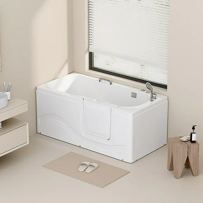 Home Deluxe Badewanne VITAL M - Weiß - Das Bild zeigt eine weiße Badewanne mit einer Tür in einem hellen Badezimmer, das moderne Design und Komfort vereint.