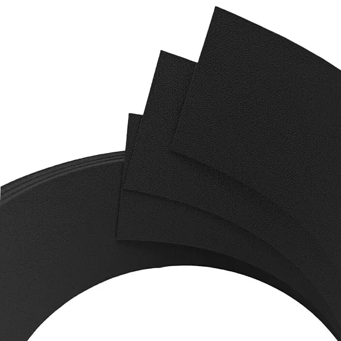 zaun|zu Sichtschutzstreifen Premium 1/3 - 2,55 m x 6,3 cm x 0,1 cm, Tiefschwarz - Stapel von schwarzen, strukturierten Kunststoffplatten, die übereinander liegen und eine gebogene Form bilden.