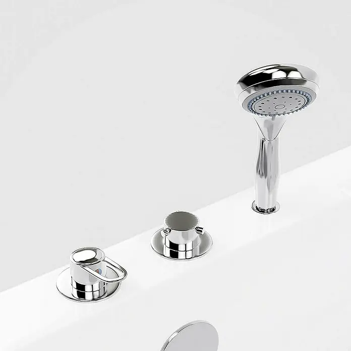 Home Deluxe Badewanne VITAL L - Weiß - Nahaufnahme einer glänzenden Chrom-Badewannenarmatur mit Handbrause, elegantem Design und präzisen Details auf einer weißen Oberfläche.