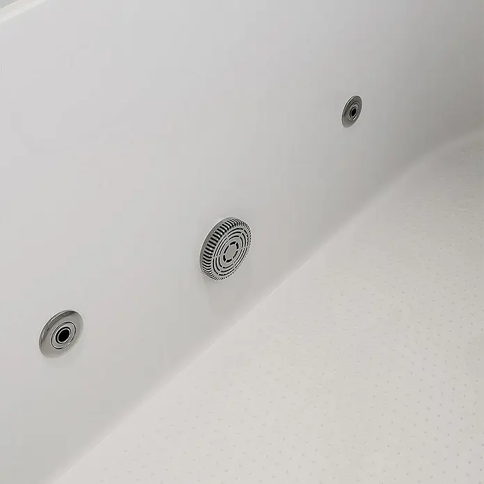 Home Deluxe Badewanne VITAL M - Weiß - Nahaufnahme von Badewannen-Düsen. Elegante Chromdüsen sind in einer weißen Badewanne installiert und sorgen für ein entspannendes Badeerlebnis.